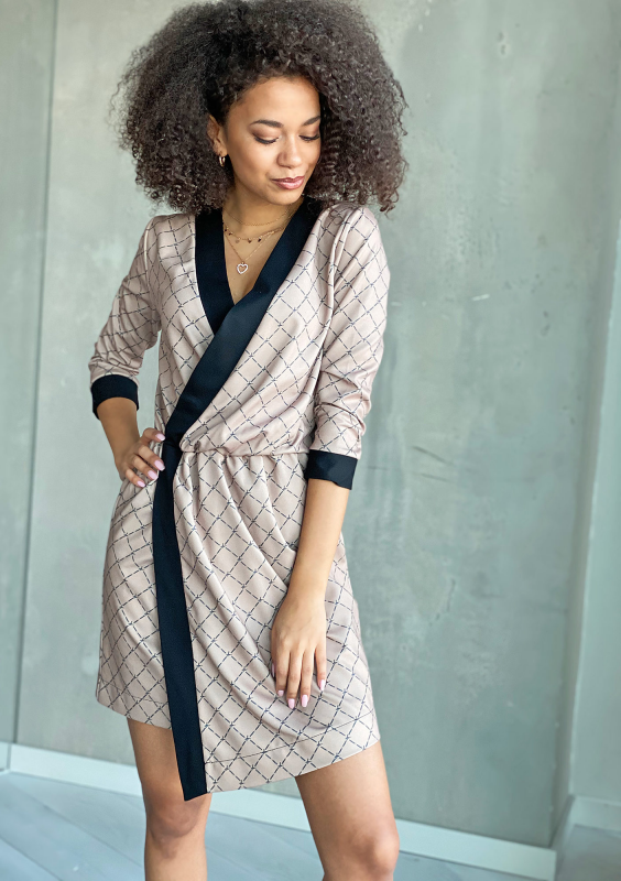 Kopertowa sukienka z asymetrią Logo print Beżowa