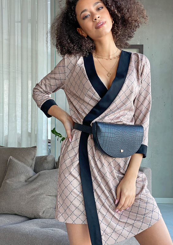 Kopertowa sukienka z asymetrią Logo print Beżowa