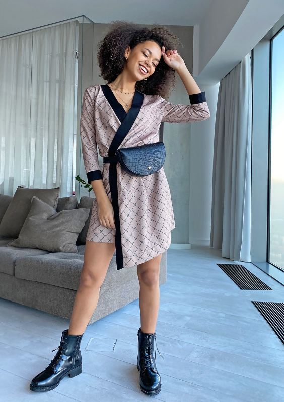 Kopertowa sukienka z asymetrią Logo print Beżowa