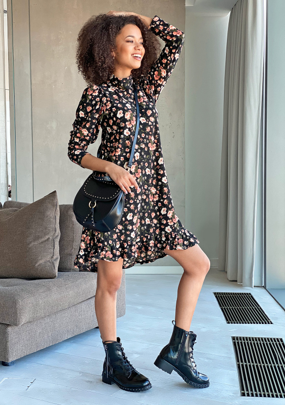 Trapezowa sukienka z półgolfem w kwiatki