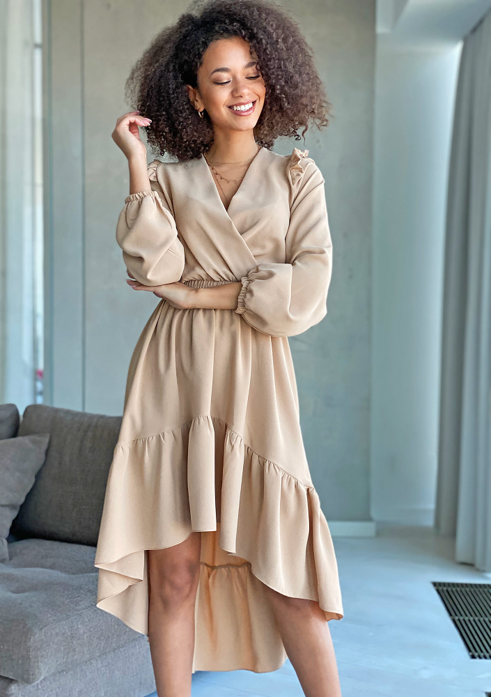 Rozkloszowana sukienka z asymetrycznym dołem Beżowa