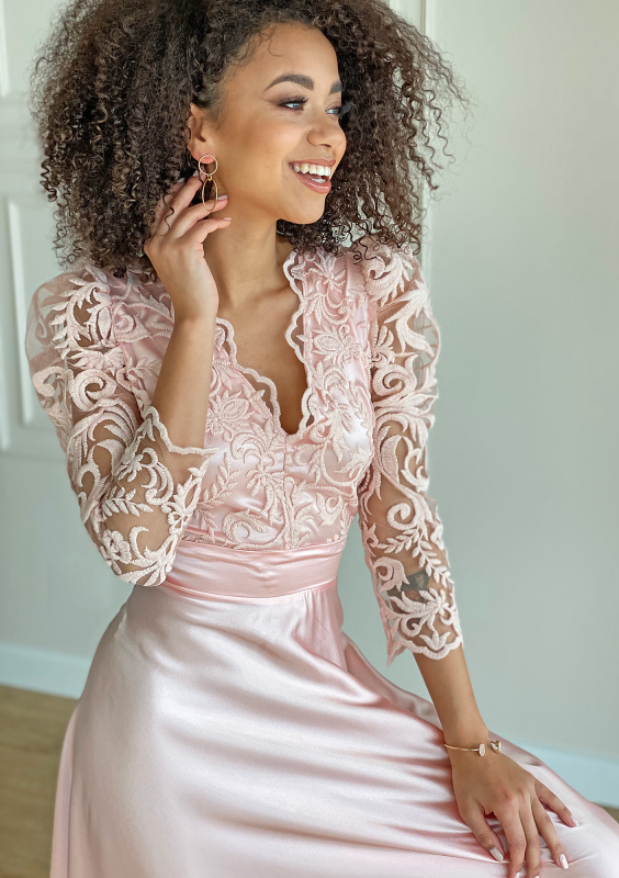 Sukienka maxi z gipiurą Pudrowa