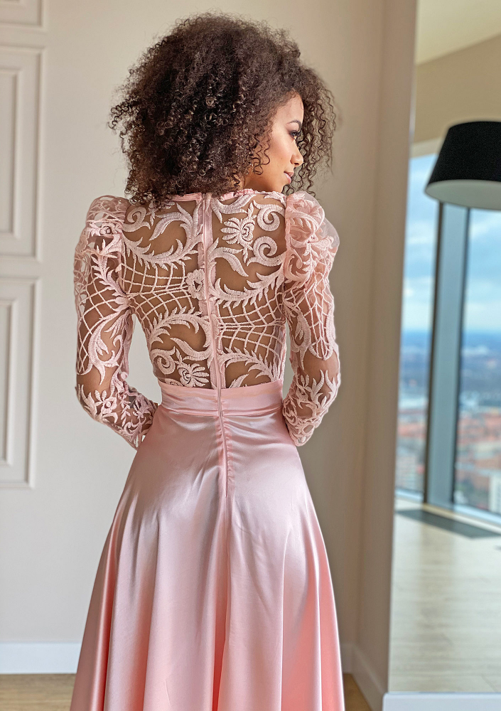 Sukienka maxi z gipiurą Pudrowa