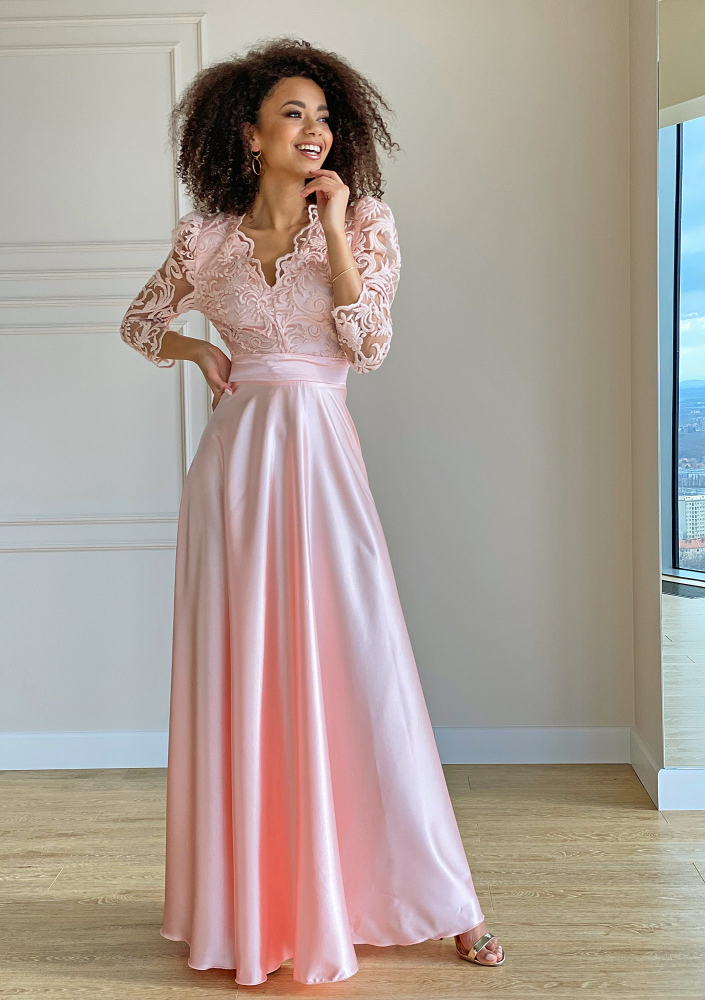 Sukienka maxi z gipiurą Pudrowa