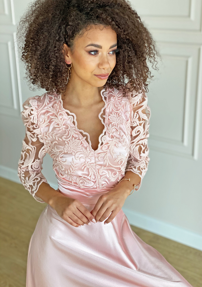 Sukienka maxi z gipiurą Pudrowa