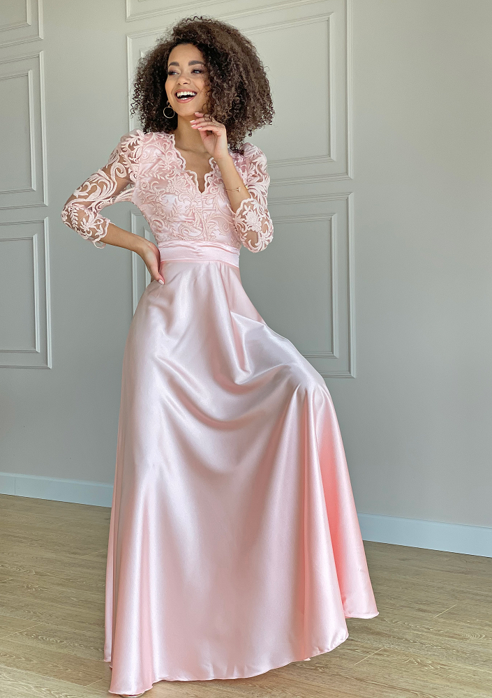 Sukienka maxi z gipiurą Pudrowa