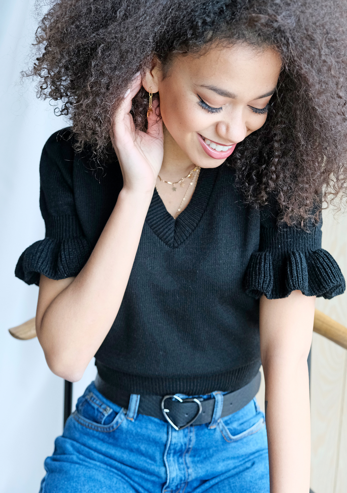 Krótki bawełniany sweter z falbanką A99 Czarny ILM