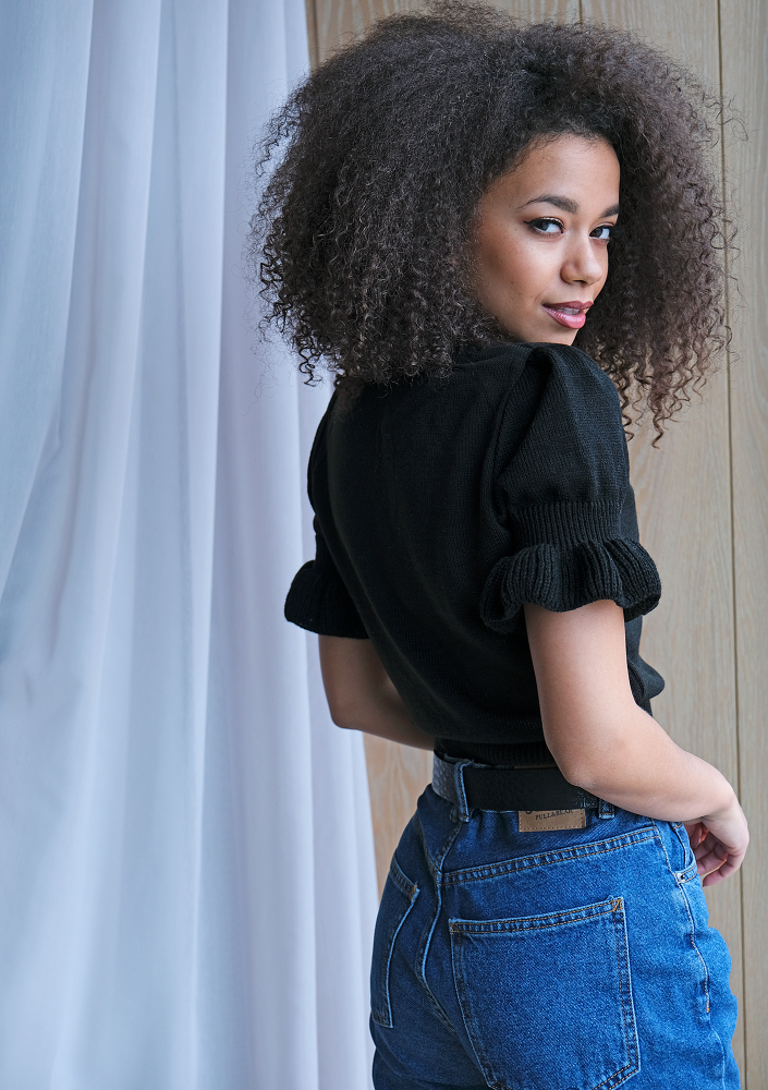 Krótki bawełniany sweter z falbanką A51 Czarny ILM