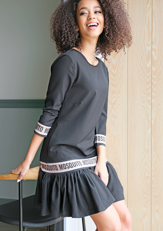 Sukienka z falbaną Logo block Czarna