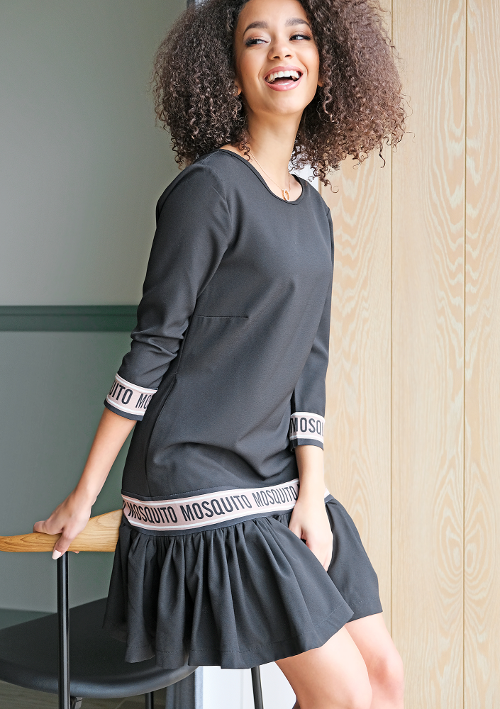 Sukienka z falbaną Logo block Czarna