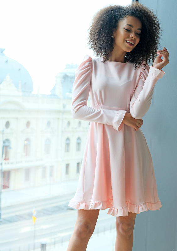 Pudrowa sukienka o trapezowym kroju