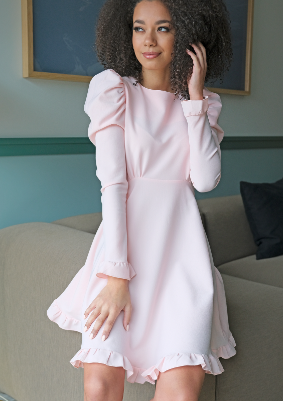 Pudrowa sukienka o trapezowym kroju