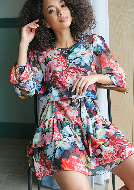 Sukienka z falbaną w kwiaty Chifon Czarna