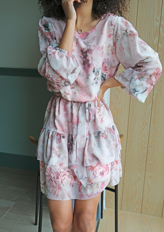 Sukienka z falbaną w kwiaty Chifon Pudrowa