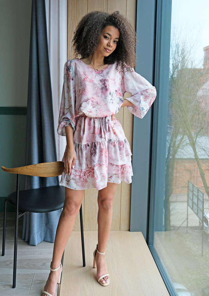 Sukienka z falbaną w kwiaty Chifon Pudrowa