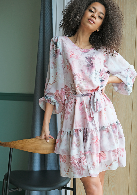 Sukienka z falbaną w kwiaty Chifon Pudrowa