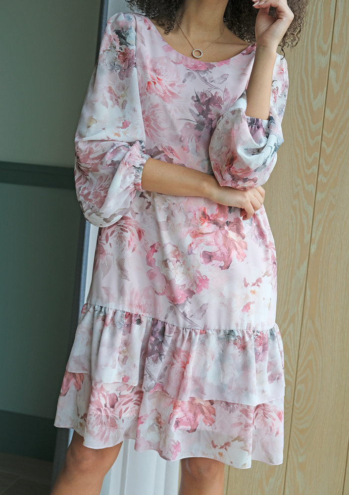 Sukienka z falbaną w kwiaty Chifon Pudrowa