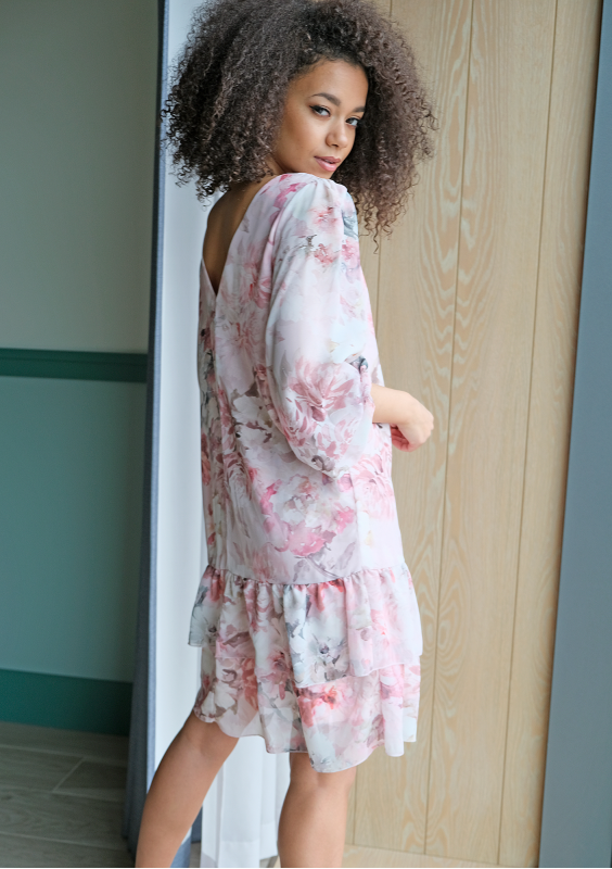 Sukienka z falbaną w kwiaty Chifon Pudrowa