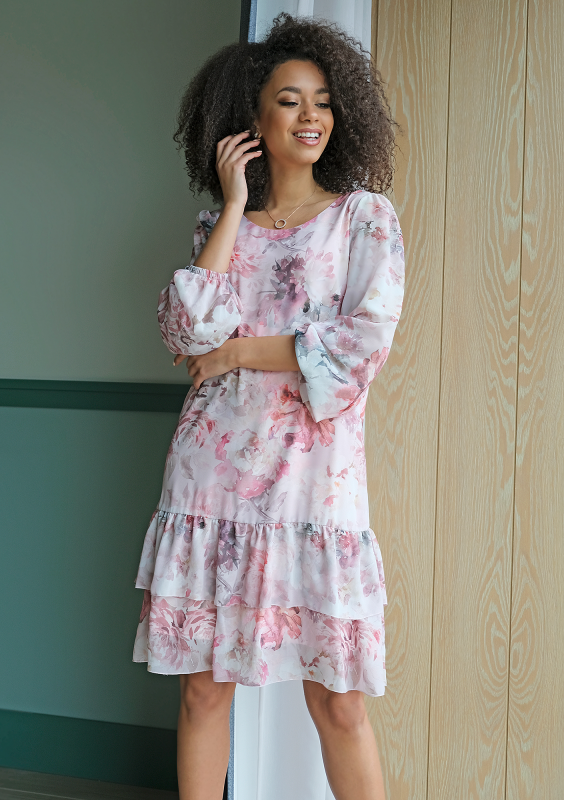 Sukienka z falbaną w kwiaty Chifon Pudrowa