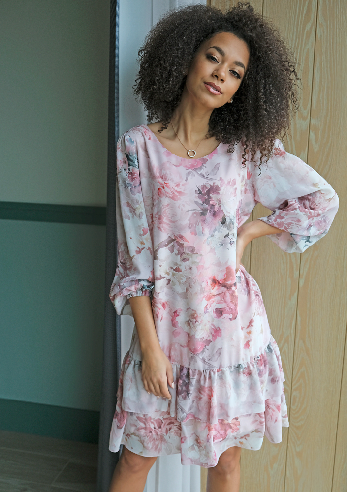 Sukienka z falbaną w kwiaty Chifon Pudrowa