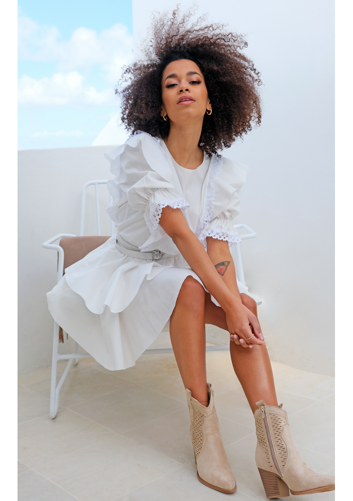 Sukienka z popeliny z falbanami i koronką Biała