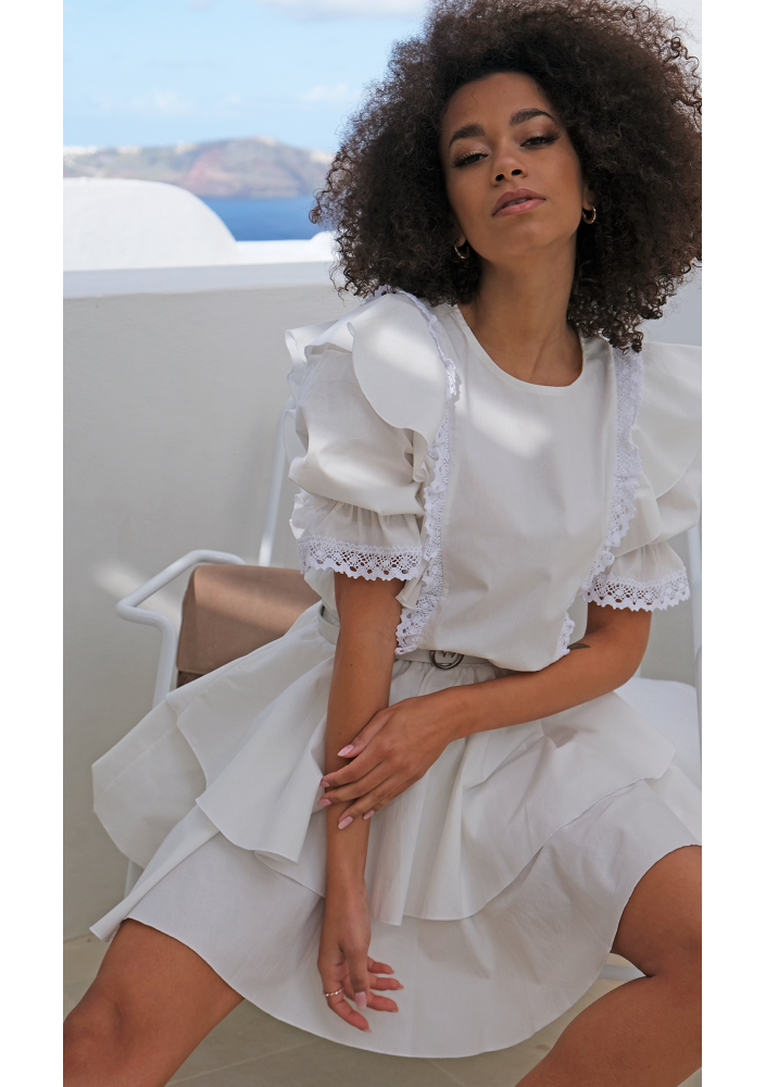 Sukienka z popeliny z falbanami i koronką Biała