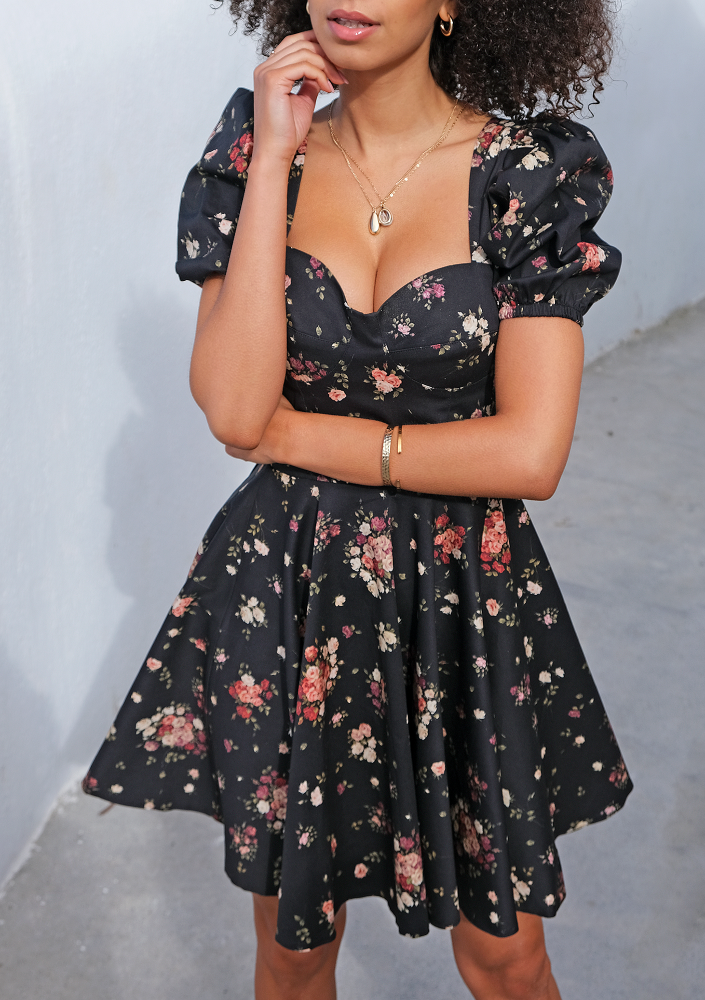 Sukienka z gorsetową górą w łączkę Czarna