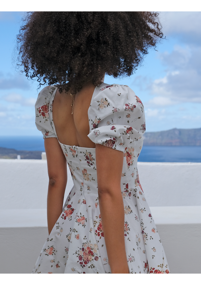 Sukienka z gorsetową górą w łączkę Biała