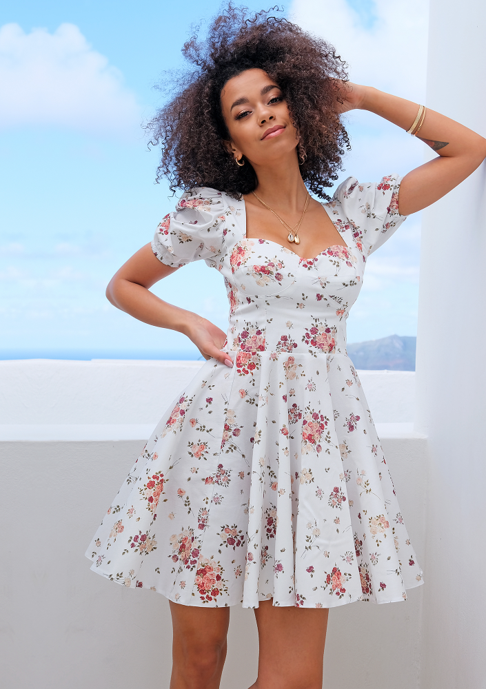 Sukienka z gorsetową górą w łączkę Biała