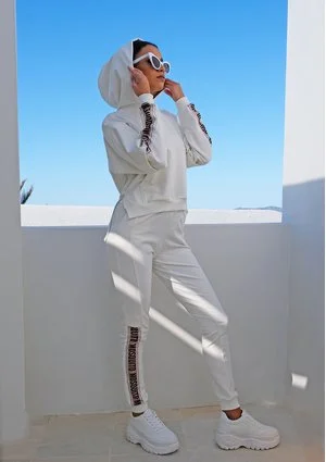 Kremowa bluza z lampasem logo ILM