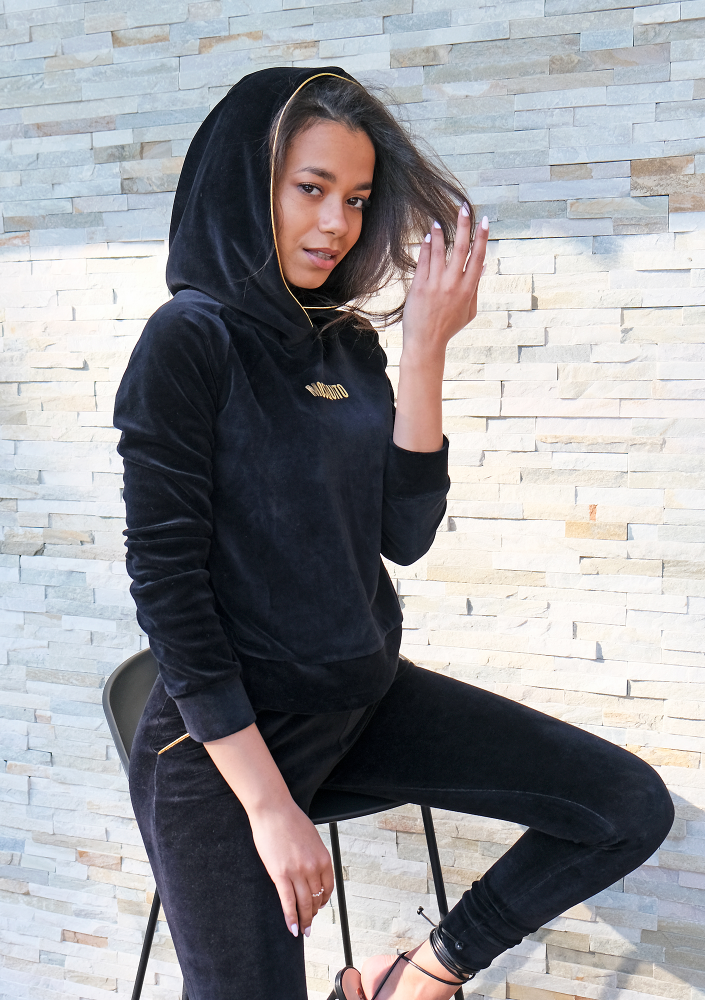 Bluza velvet  z kapturem i złotymi detalami Czarna