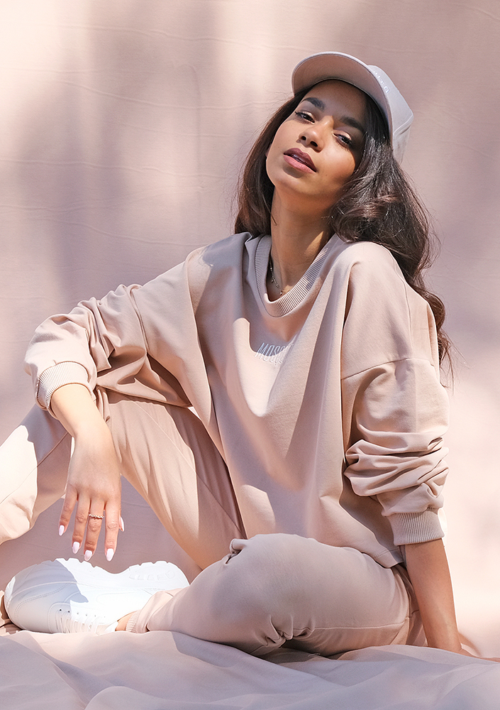 Bluza o luźnym kroju z haftowanym logo warm taupe ILM