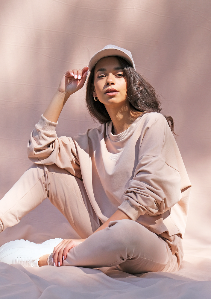 Bluza o luźnym kroju z haftowanym logo warm taupe ILM