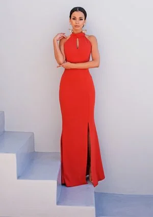 Czerwona sukienka maxi z zabudowanym dekoltem