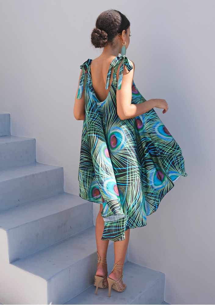 Sukienka wiązana na ramionach z satyny Pawie Pióra