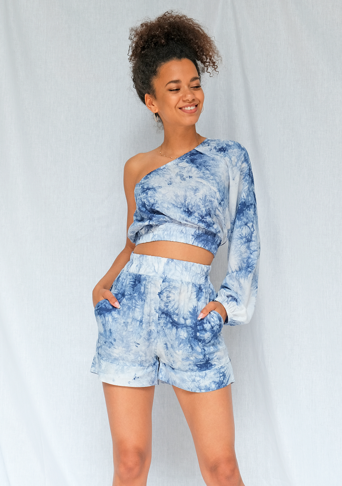 Komplet z wiskozy z szortami i asymetrycznym topem