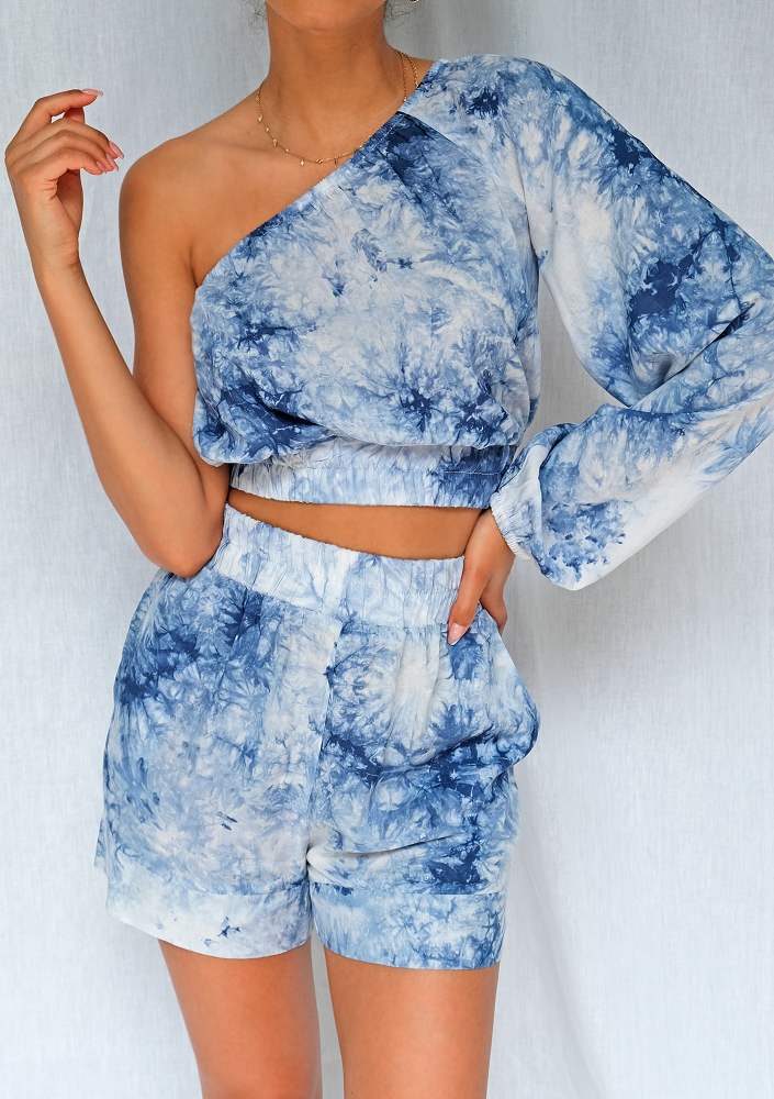 Komplet z wiskozy z szortami i asymetrycznym topem