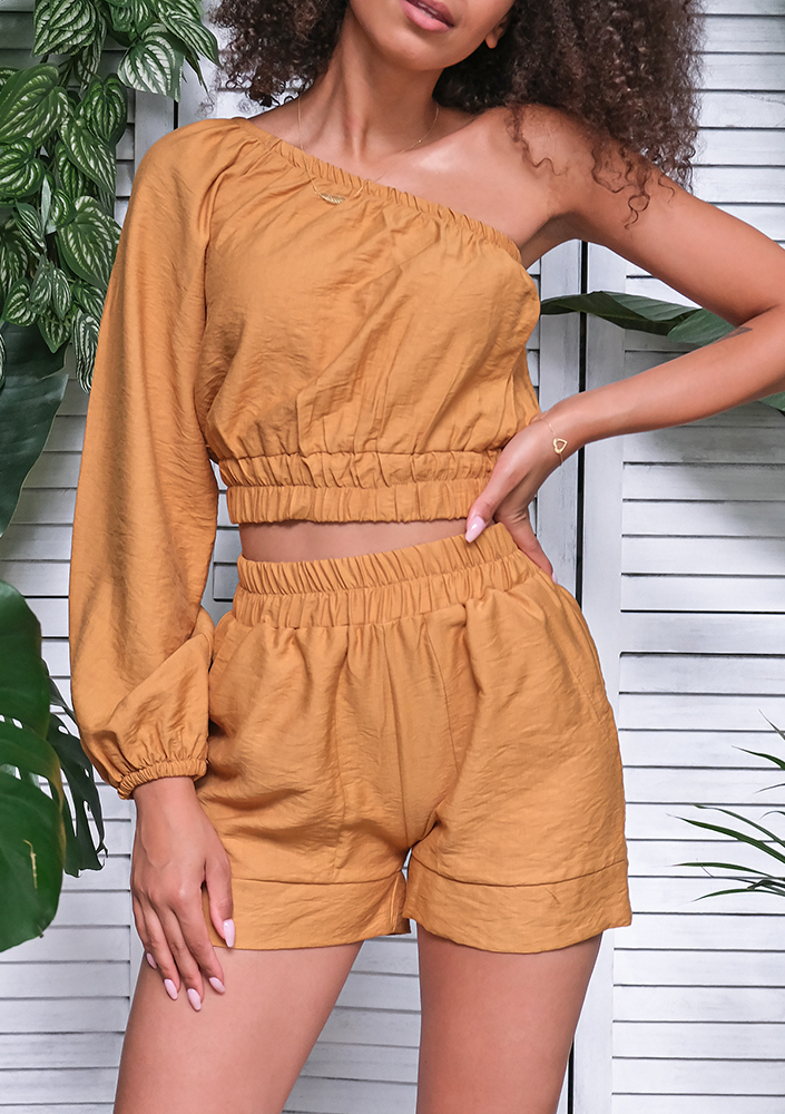 Asymetryczny top z kreszowany musztardowy