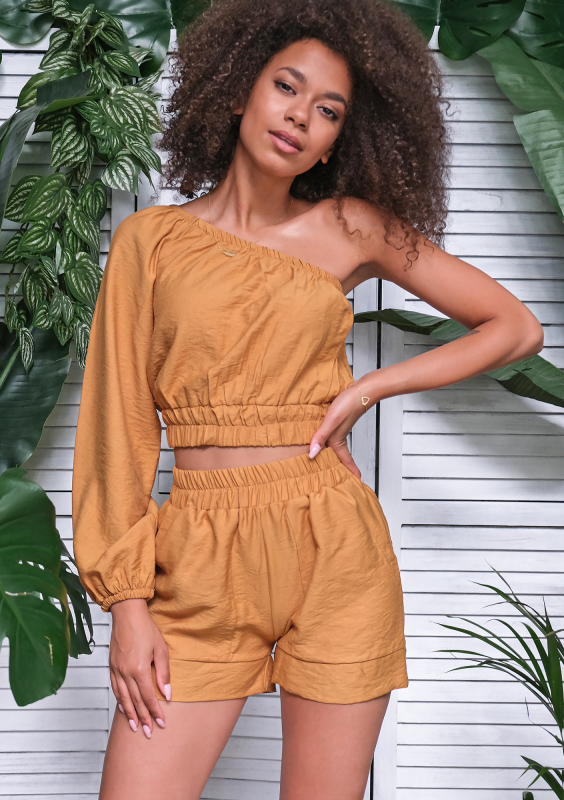 Krótkie spodenki z kreszowanej tkaniny musztardowe