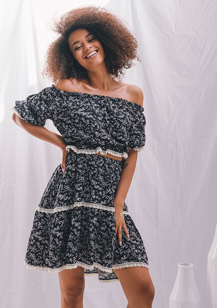 Top z wiskozy z koronką czarny