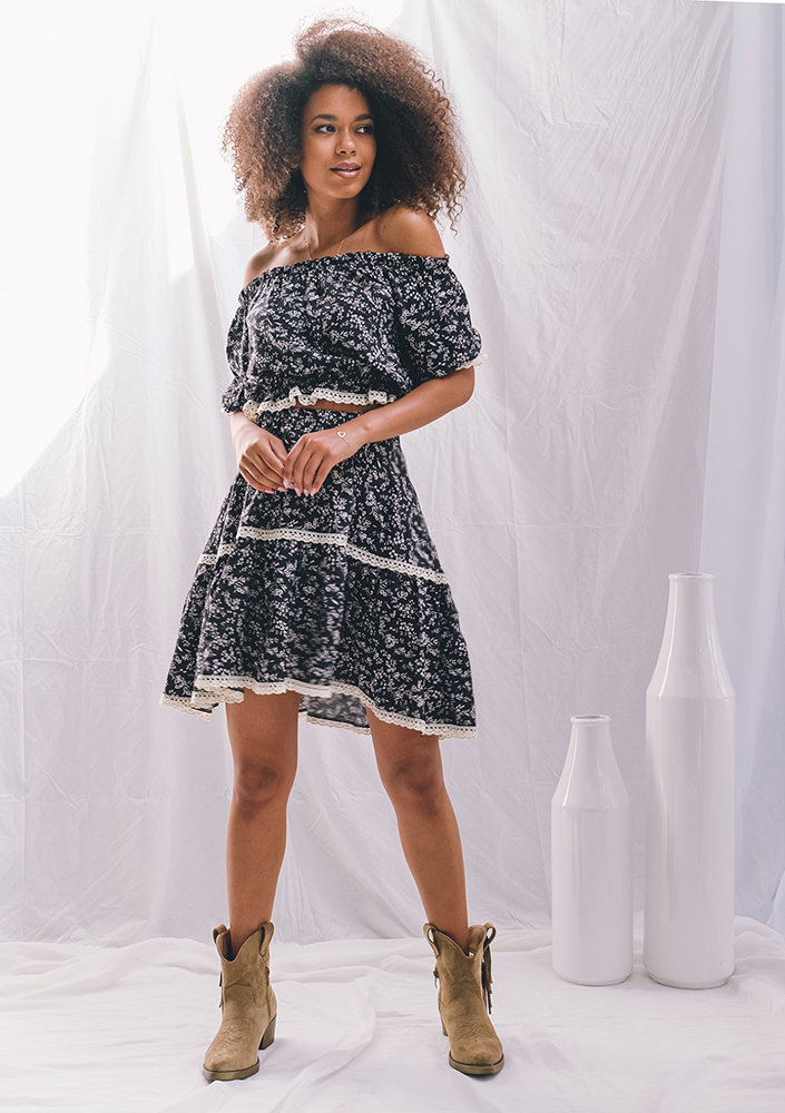 Top z wiskozy z koronką czarny