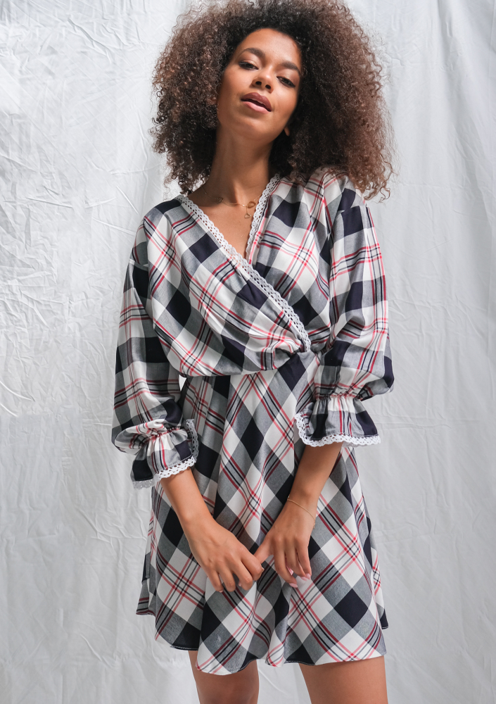 Sukienka w kratę z koronką granatowa