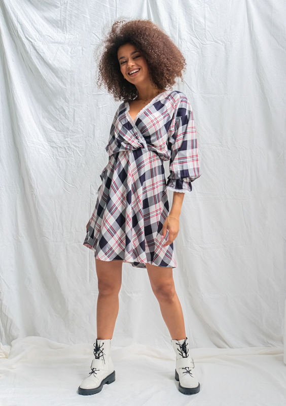 Sukienka w kratę z koronką granatowa