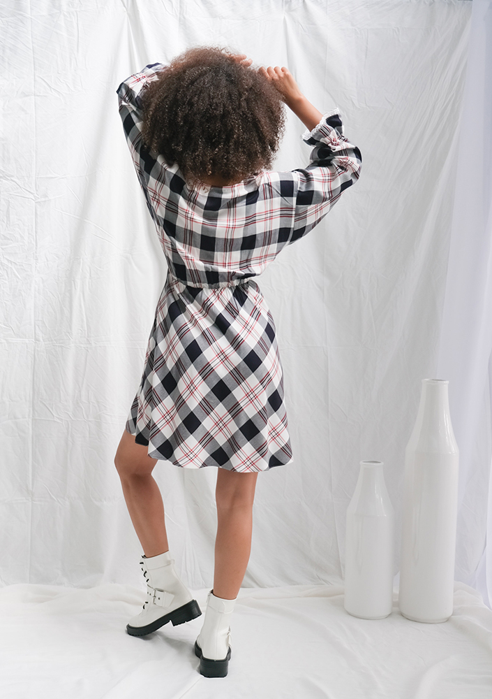 Sukienka w kratę z koronką granatowa