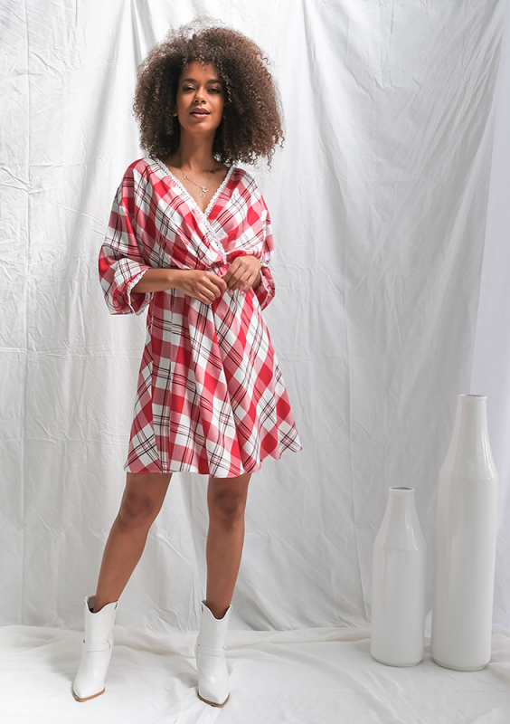Sukienka w kratę z koronką czerwona
