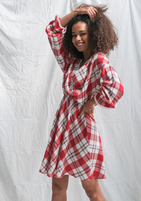 Sukienka w kratę z koronką czerwona
