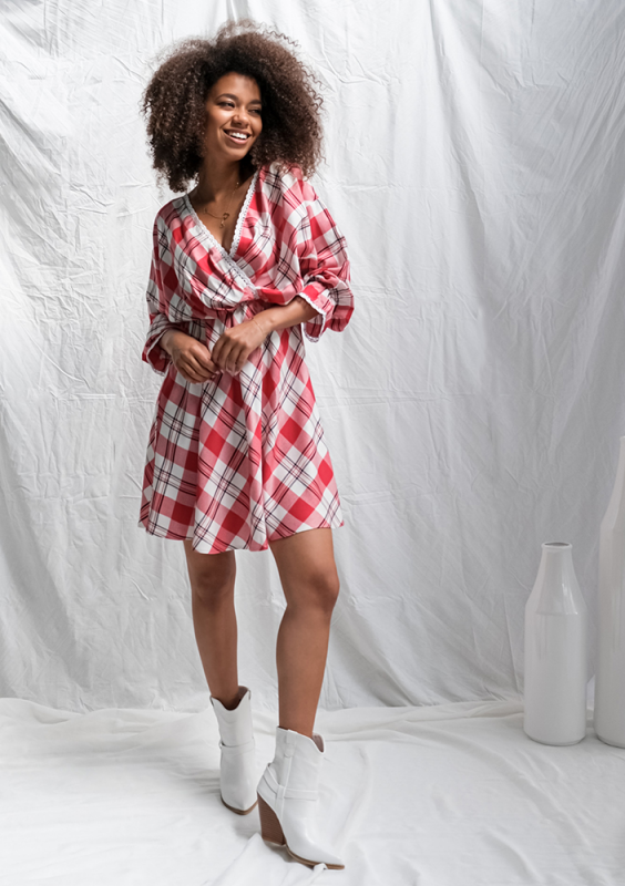 Sukienka w kratę z koronką czerwona