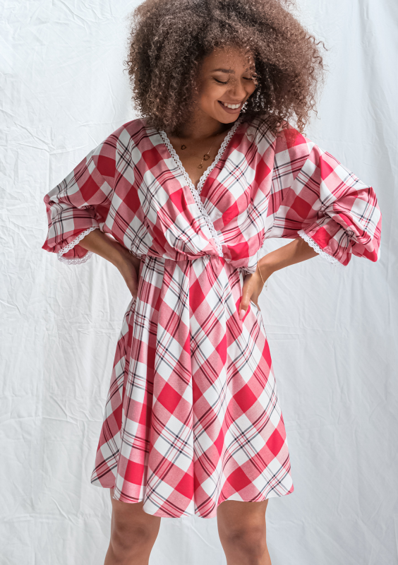 Sukienka w kratę z koronką czerwona