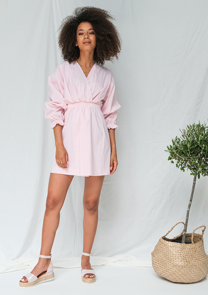 Kopertowa sukienka z popeliny w paski pudrowa