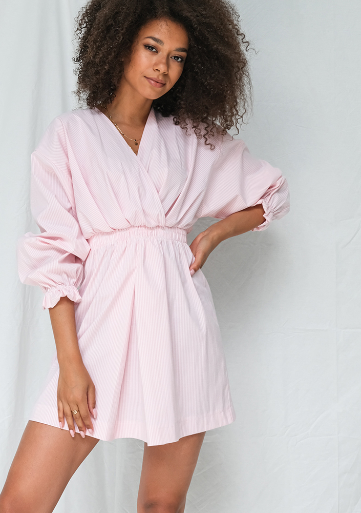 Kopertowa sukienka z popeliny w paski pudrowa